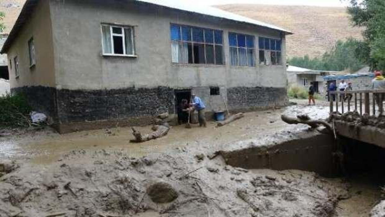 Yağışın olmadığı köyü, yayladan gelen su bastı; evler su altında kaldı, 2 at öldü