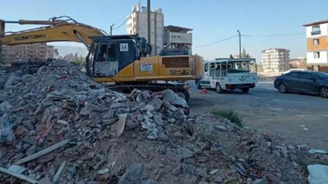 Depremin 215'inci g&uuml;n&uuml;! Enkazdan ceset &ccedil;ıktı