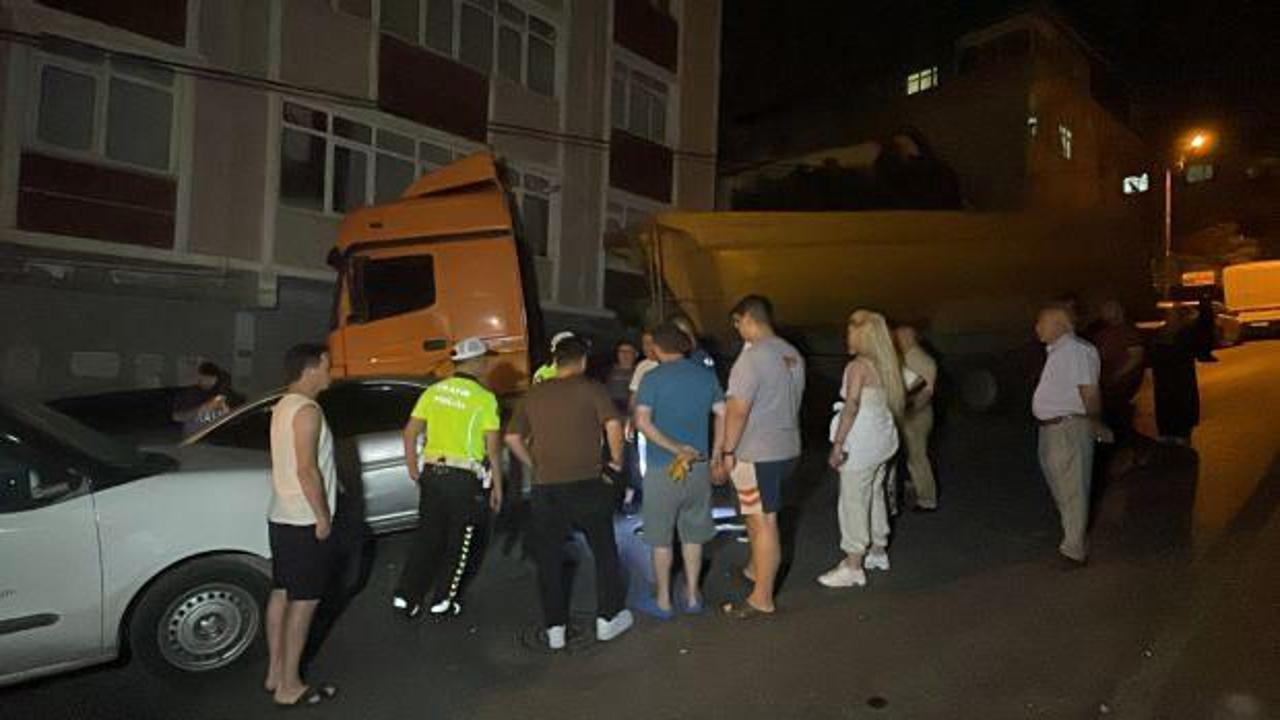 Maltepe'de yokuşta kayan kamyonun &ccedil;arptığı 6 ara&ccedil;ta hasar oluştu