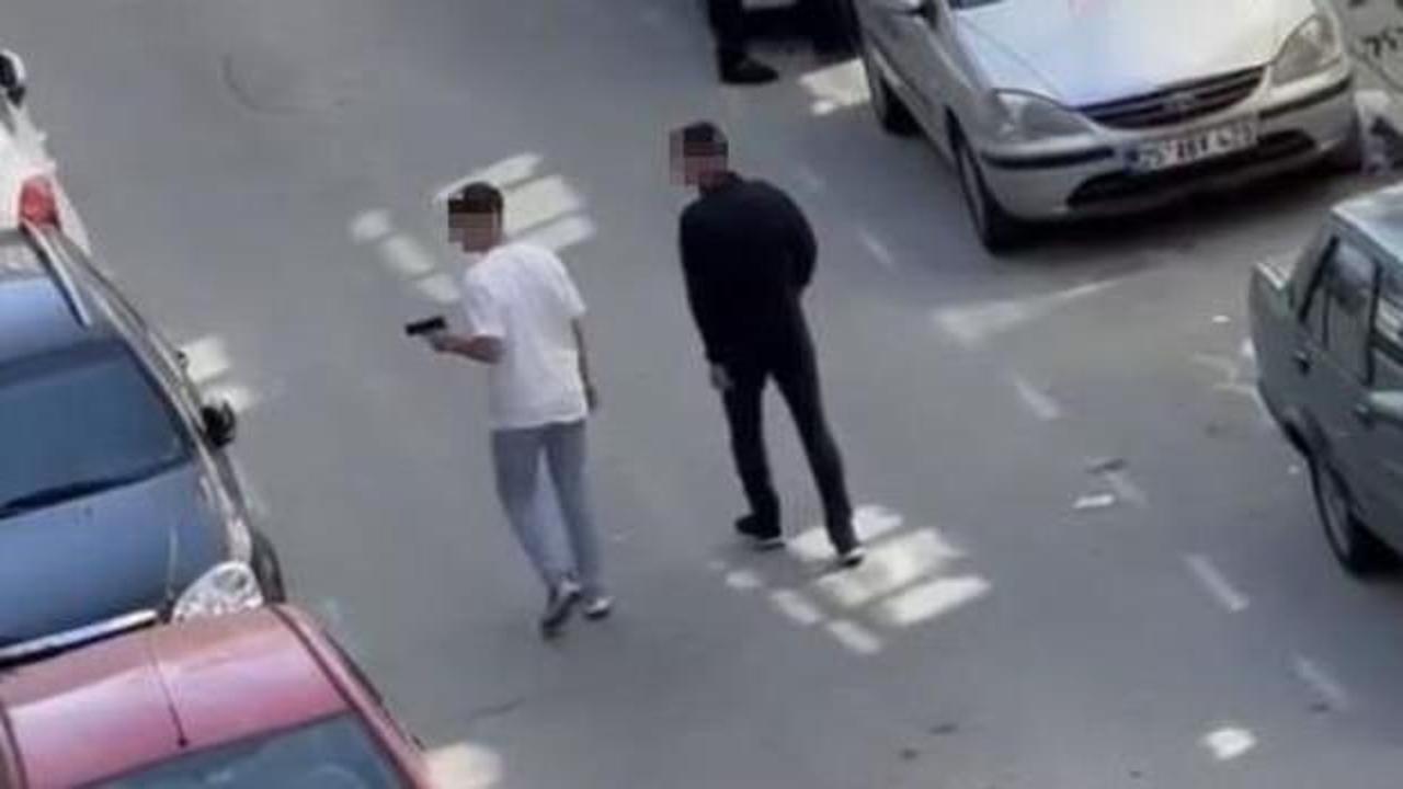 Gaziosmanpaşa'da yoldan geçenlere silah doğrultan 2 zanlı yakalandı