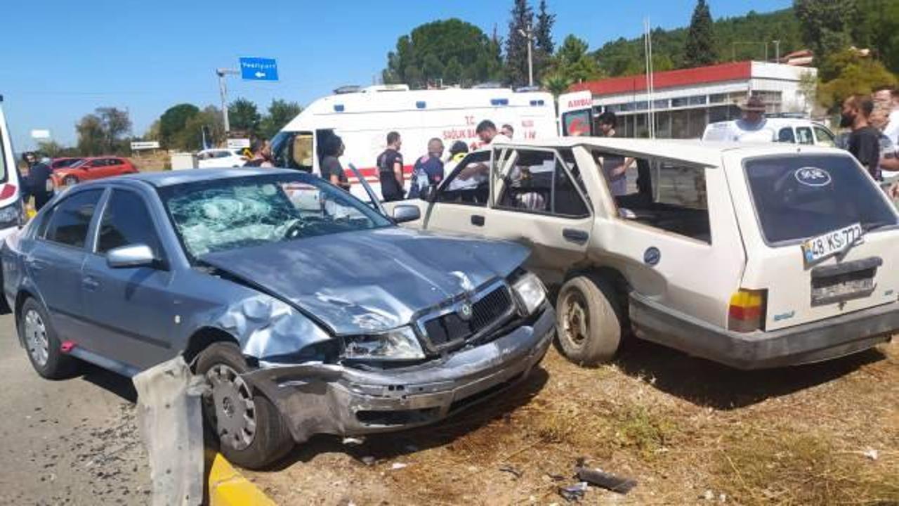 Muğla'da iki otomobil &ccedil;arpıştı: 7 kişi yaralandı