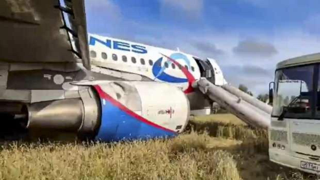 Rus yolcu uçağı tarlaya acil iniş yaptı