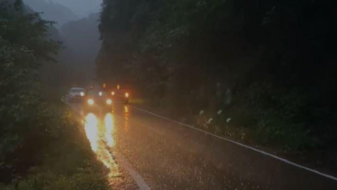Trabzon’da sağanak sonrası heyelan meydana geldi, yol ulaşıma kapandı
