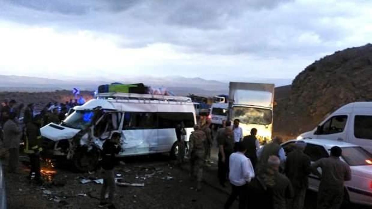 Van'da kamyon ile yolcu minibüsü çarpıştı: 1 ölü, 11 yaralı