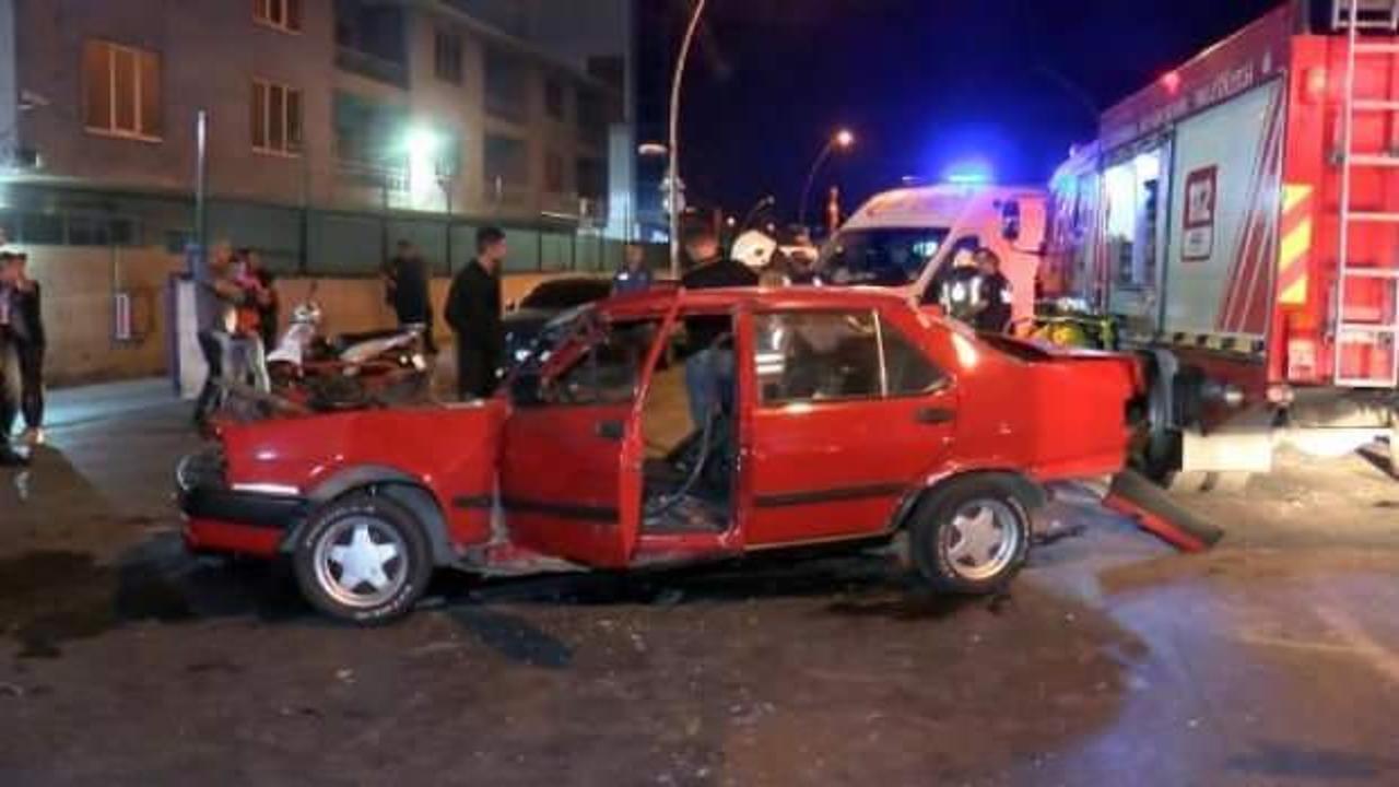 Zeytinburnu'nda otomobil oksijen y&uuml;kl&uuml; tankere &ccedil;arptı: 2 yaralı
