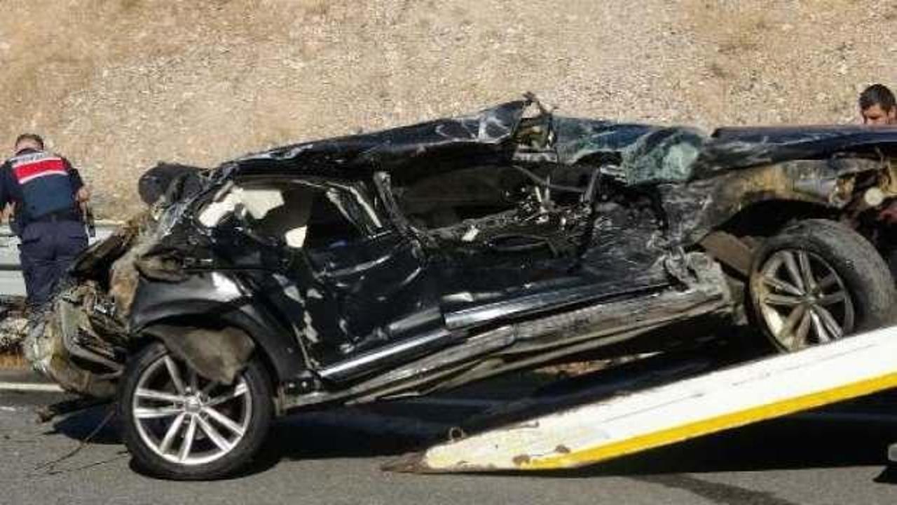 Balıkesir'de 3 otomobilin karıştığı kaza: 2 &ouml;l&uuml;, 7 yaralı