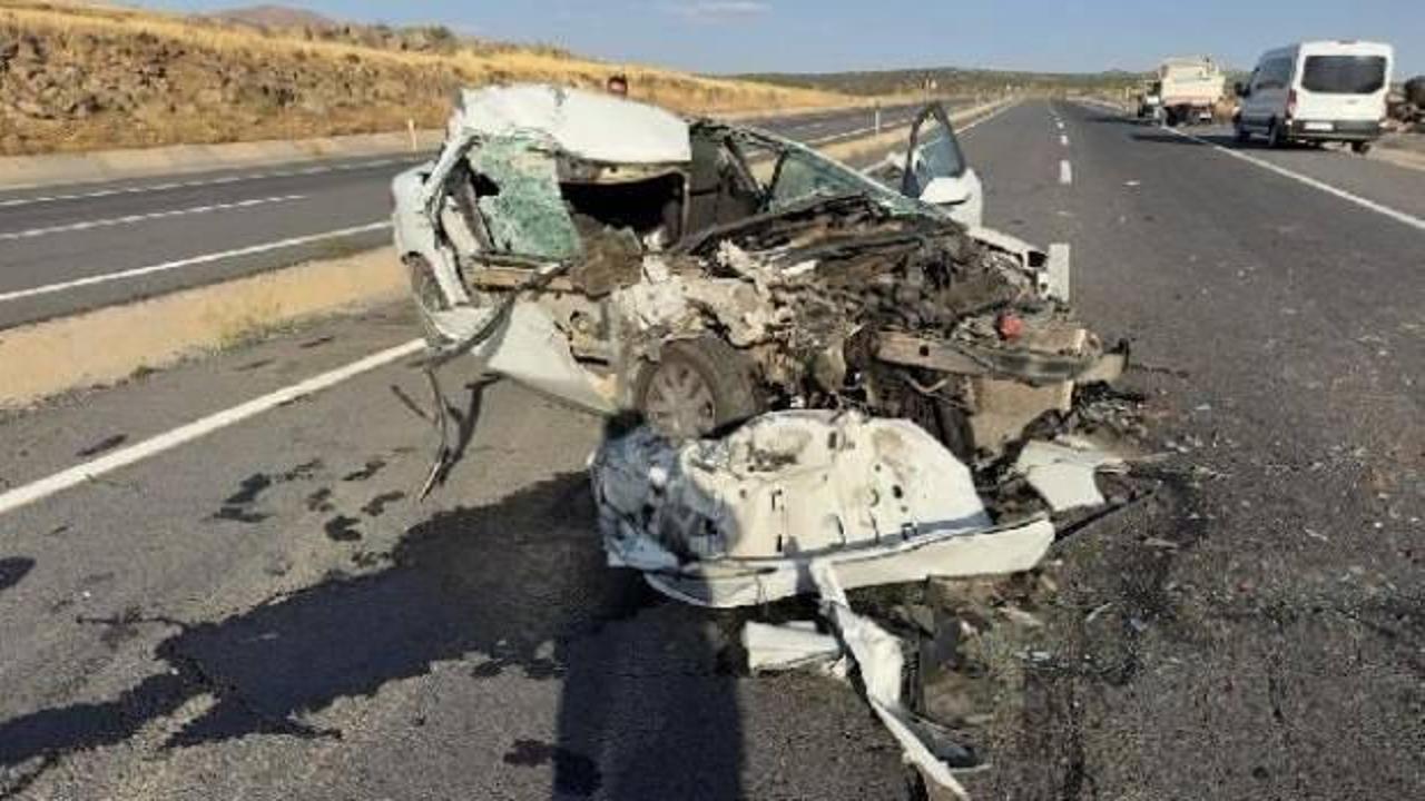Elazığ’da otomobil kamyonete arkadan çarptı: 2 ölü