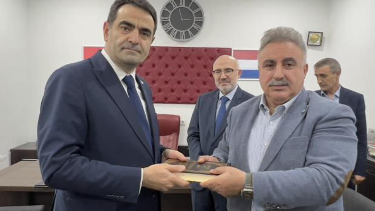 Hollanda&rsquo;da ırk&ccedil;ı PEGIDA hareketi liderinin yırttığı Kur&rsquo;an-ı Kerim teslim alındı