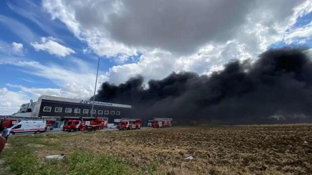 Silivri'de yangın: Otlardan sıçrayan alevler fabrikayı sardı, bir kişi gözaltında