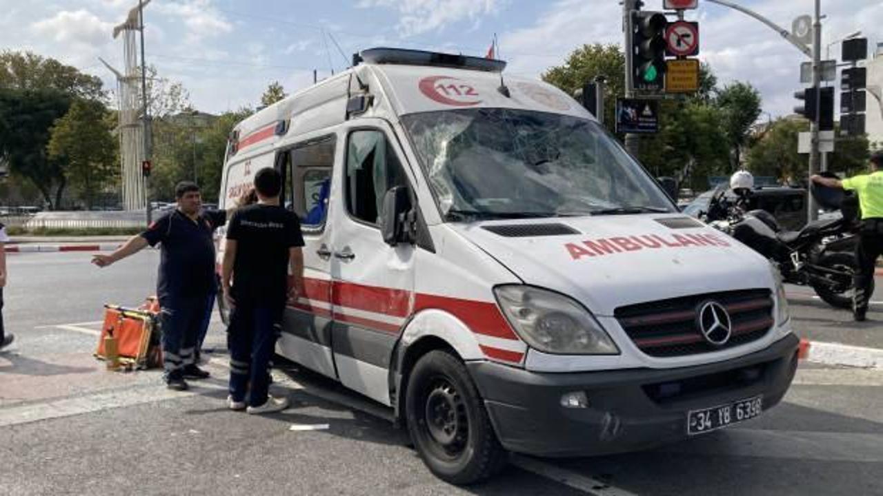 Fatih'te otomobilin çarptığı ambulans devrildi: 3 kişi yaralandı!