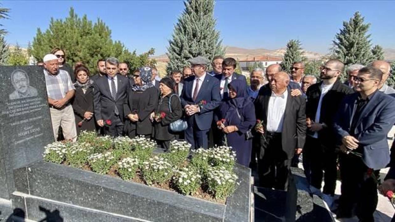 Halk ozanı Neşet Ertaş, Kırşehir'de mezarı başında anıldı