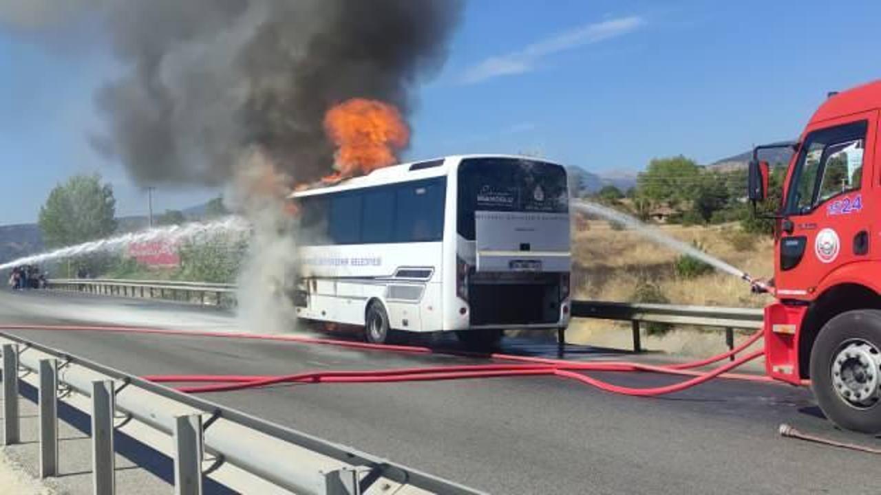 İBB otobüsü seyir halinde alev topuna döndü! Geriye sadece hurda yığını kaldı