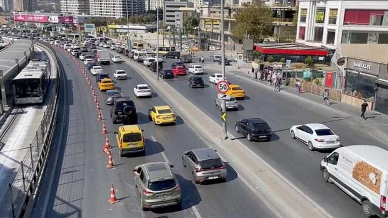 İstanbul'da metrobüs yolundaki bakım nedeniyle trafikte yoğunluk yaşanıyor