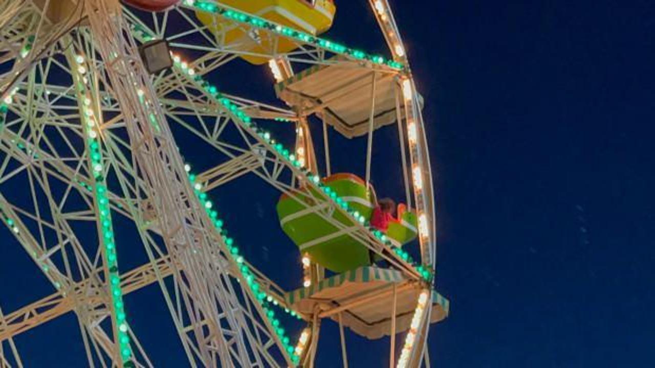 Konya'da lunaparkta y&uuml;rekleri ağza getiren an: Bir &ccedil;ocuk d&ouml;nme dolapta asılı kaldı