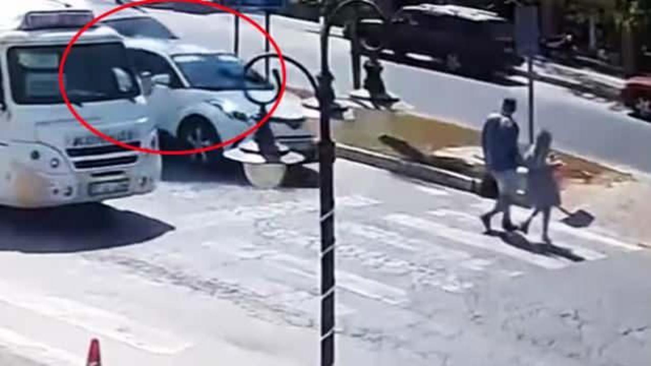 Kurallara uyup yaya ge&ccedil;idindeki yolculara yol verdi, 3 ara&ccedil; zincirleme kaza yaptı