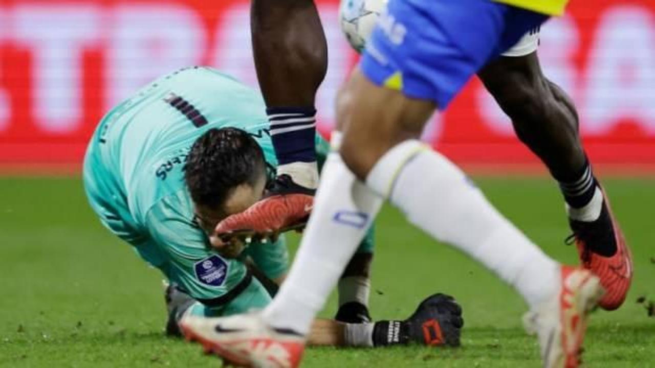 Waalwijk-Ajax ma&ccedil;ında korkutan anlar! Kaleci hastaneye kaldırıldı