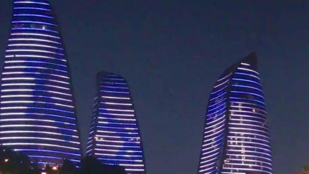 Azerbaycan'da binalara İsrail bayrağı yansıtıldı