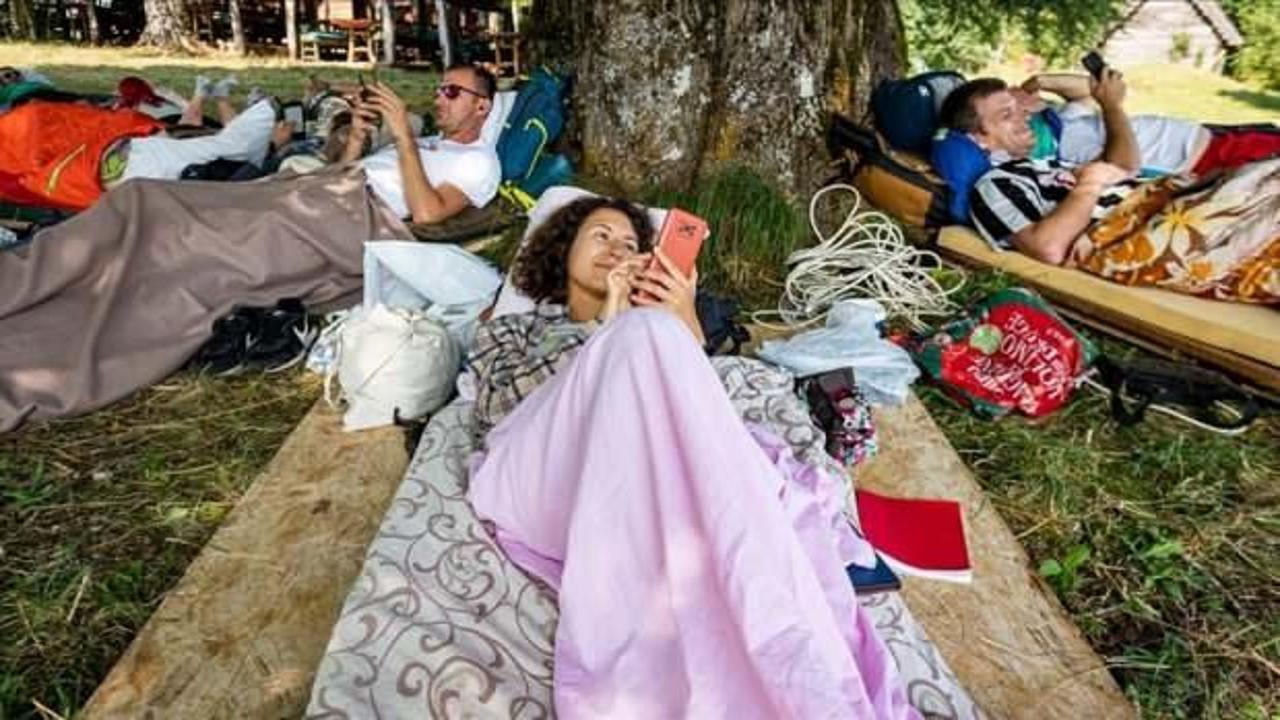 En tembel vatandaş olmak için yarışıyorlar: Karadağ'daki "uzun yatma" yarışması sürüyor