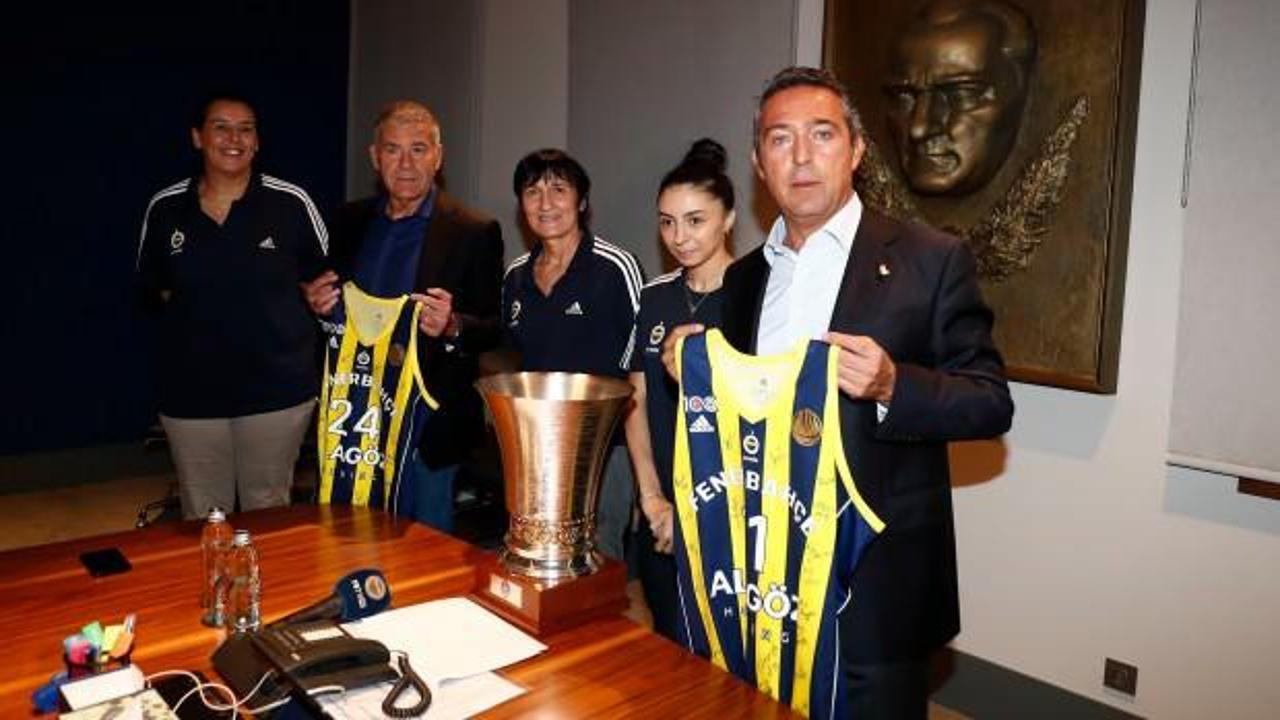 Fenerbahçe Kadın Basketbol Takımı, Süper Kupa'yı Ali Koç ve yöneticilere götürdü