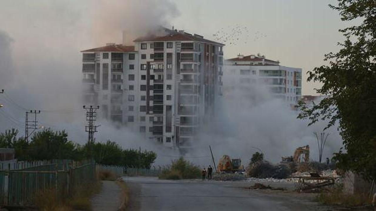 Malatya'da ağır hasarlı 12 katlı 2 bina yıkıldı!