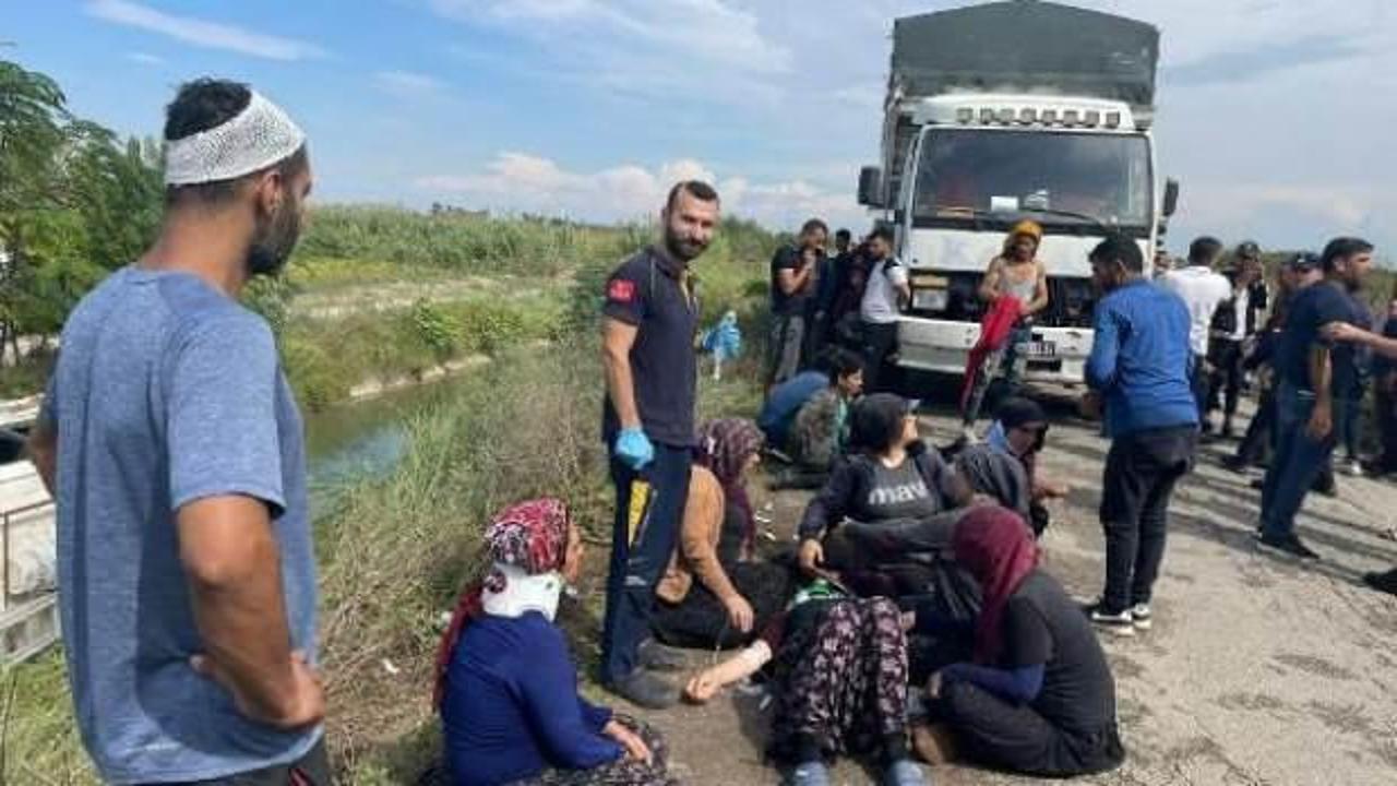 Tarım iş&ccedil;ilerinin taşındığı minib&uuml;s kanala devrildi: 3'&uuml; ağır 10 yaralı