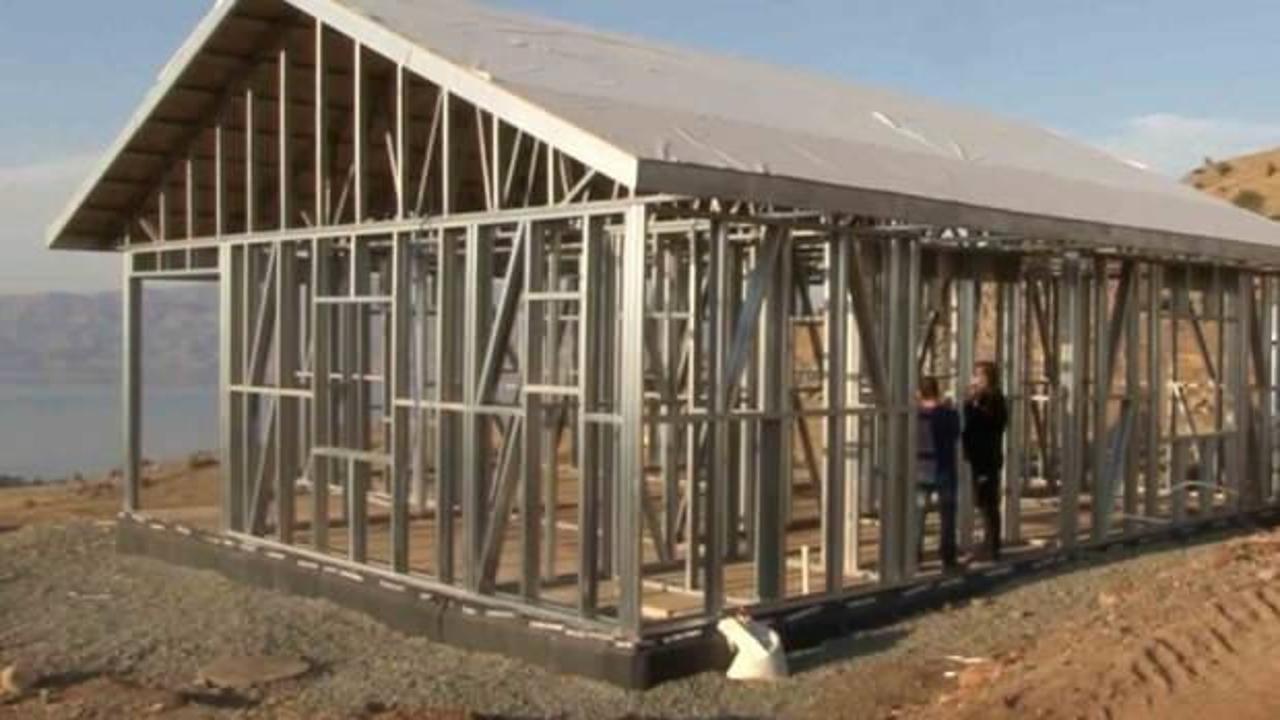 Bakan Özhaseki: Deprem bölgesinde köy evleri hafif çelikten yapılacak