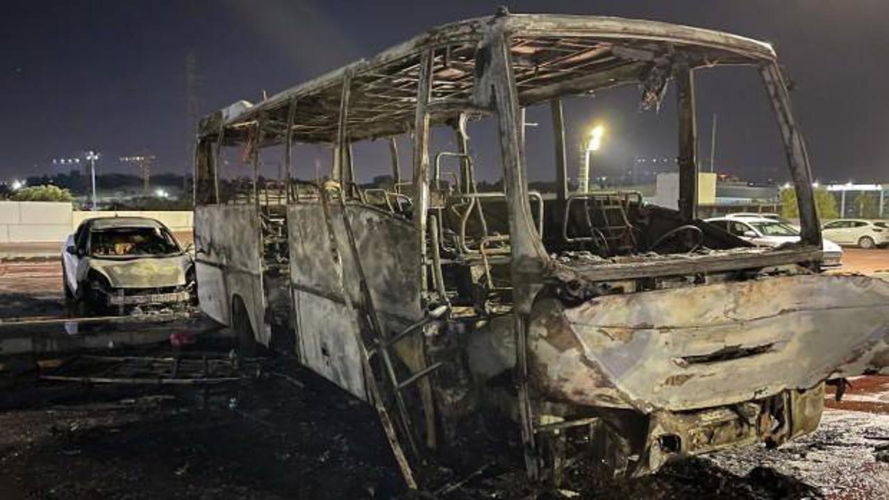 İstanbul'da şüpheli olay! İSPARK'ın otoparkında bulunan 2 araç yanarak kül oldu