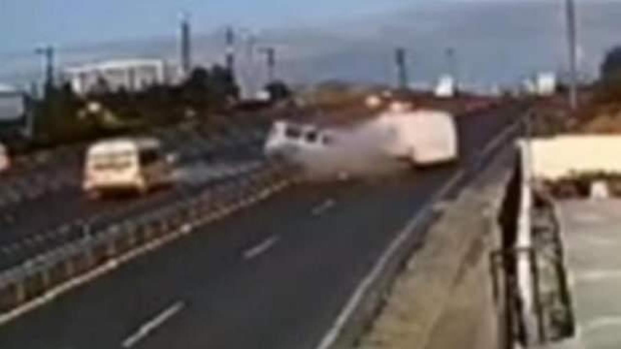 Ters şeride giren minib&uuml;s ile hafif ticari ara&ccedil; &ccedil;arpıştı; 1 &ouml;l&uuml;, 1 yaralı