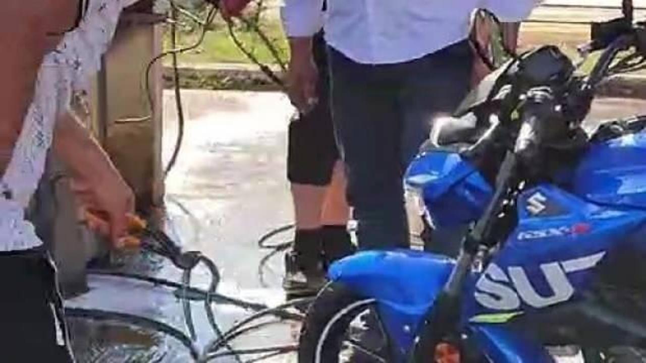 Yarış motorunu s&uuml;rerken &ouml;yle bir şeyle karşılaştı ki şoke oldu!