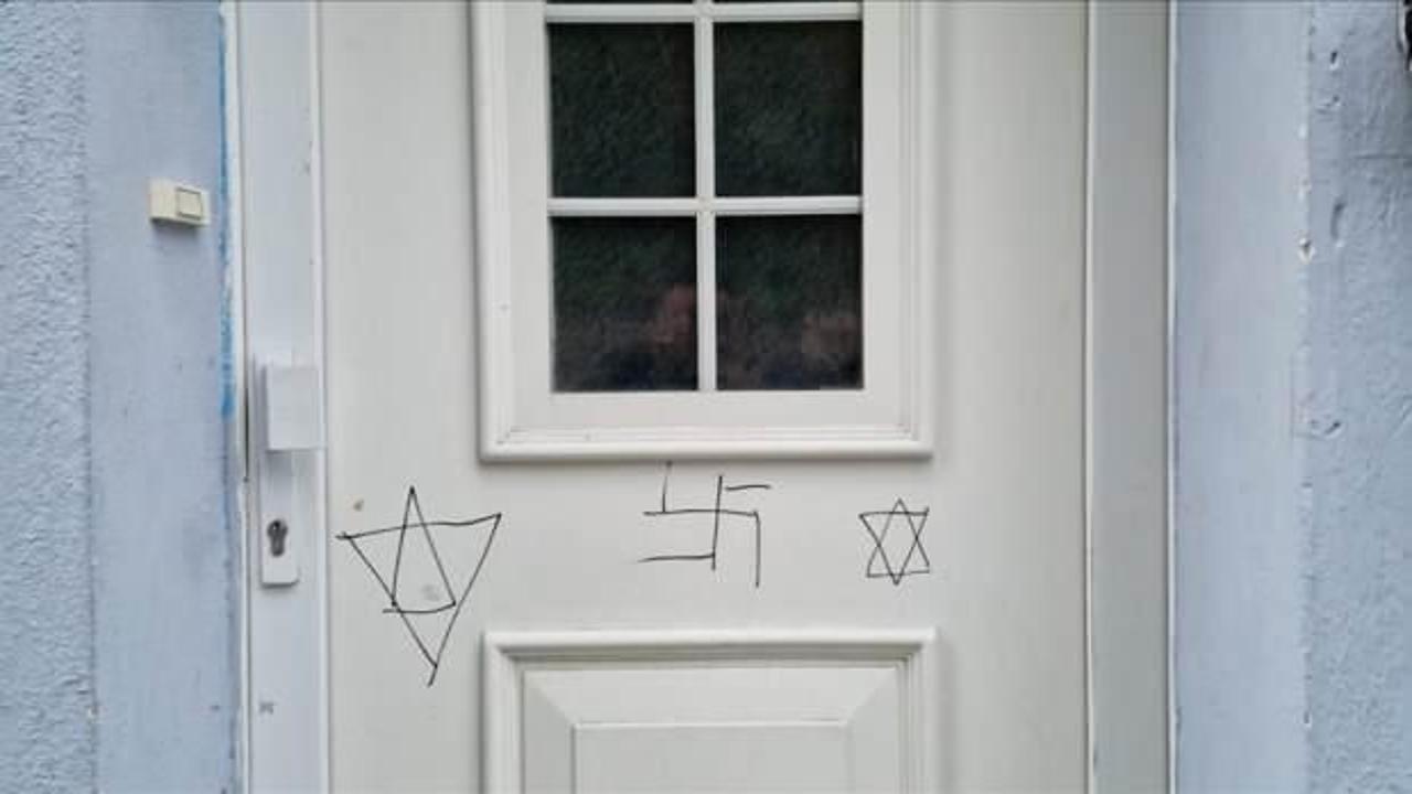Almanya'da kapısına semboller &ccedil;izilen caminin panjurları yakılmaya &ccedil;alışıldı