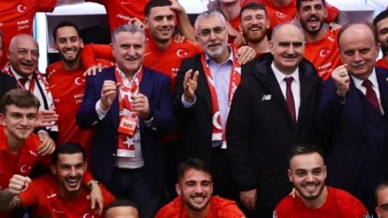 Bakan Bak, A Milli Futbol Takımı'nı kutladı