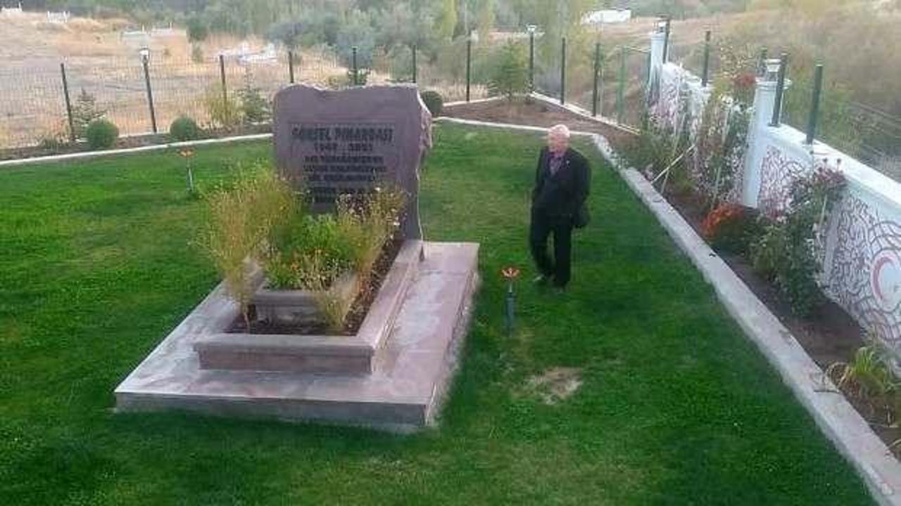 &Ccedil;ok sevdiği eşine &ouml;yle bir mezar yaptırdı ki...G&ouml;renler hayrete d&uuml;şt&uuml;