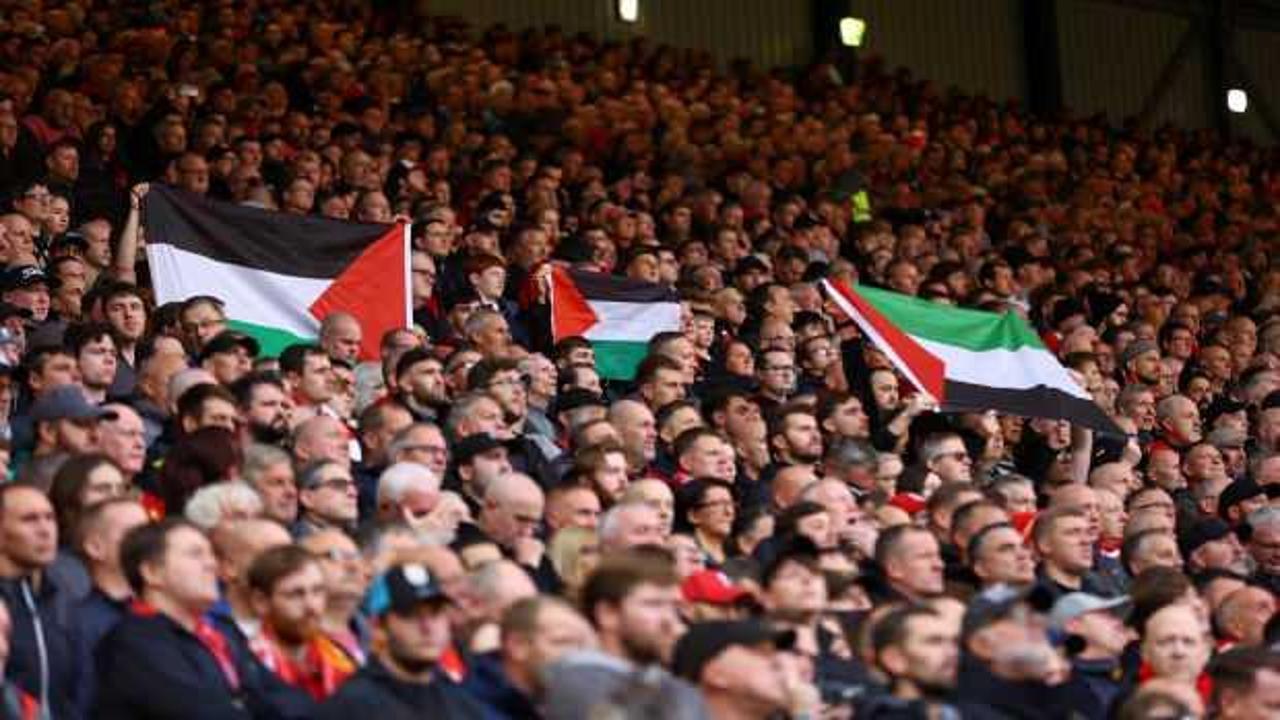 Premier Lig maçında tribünlerde Filistin bayrakları!