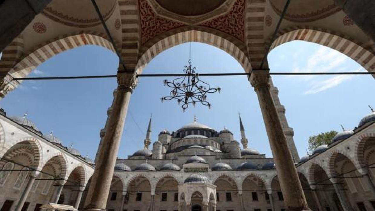 Türkiye'deki bütün camilerden sela sesleri yükseldi