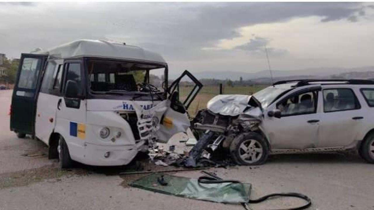 İnegöl'de cip yolcu minibüsüne çarptı: 11 yaralı