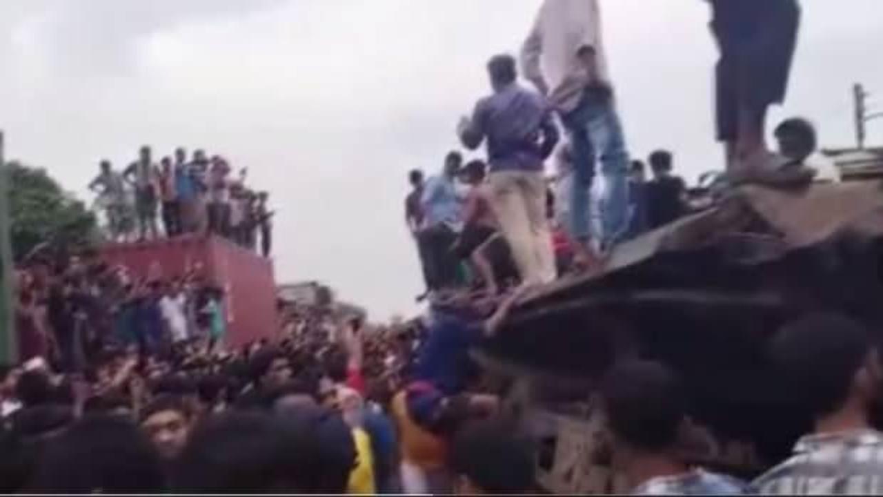 Bangladeş’te yük treni ile yolcu treninin kafa kafaya çarpıştı