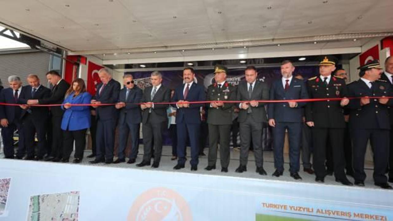 Hatay'da afetzede esnaf için yapılan 'Türkiye Yüzyılı Alışveriş Merkezi' açıldı
