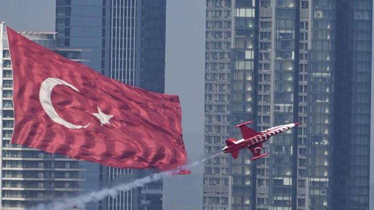 İstanbul Boğazı'nda gösteri uçuşu provası
