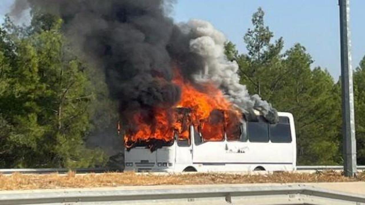 Karavana &ccedil;evirdiği midib&uuml;ste feci şekilde can verdi