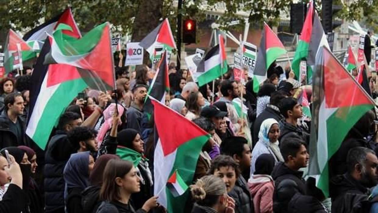 Londra'da on binlerce kişi Filistin'e destek için yürüdü