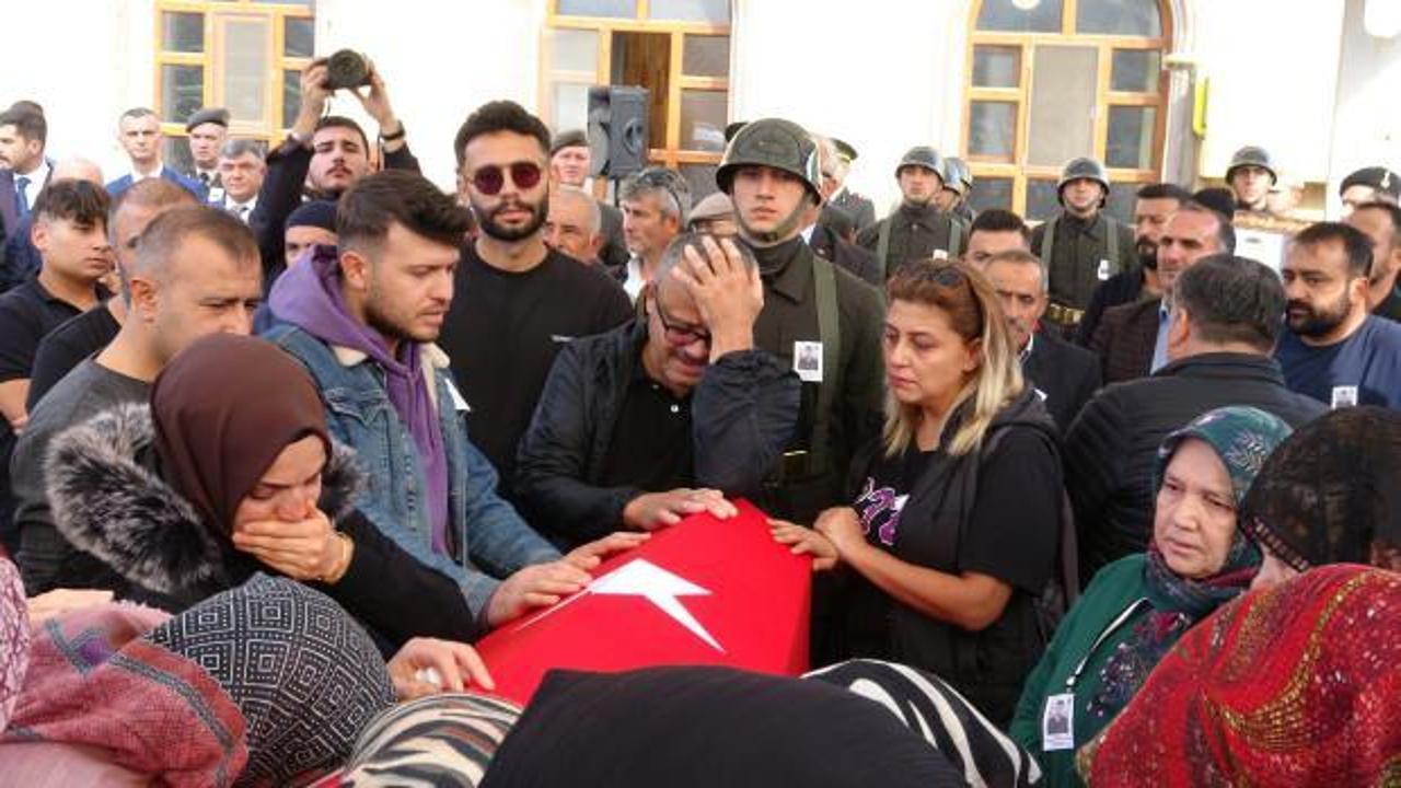 Şehide yürek yakan veda: tabutuna sarılan ailesi gözyaşına boğuldu