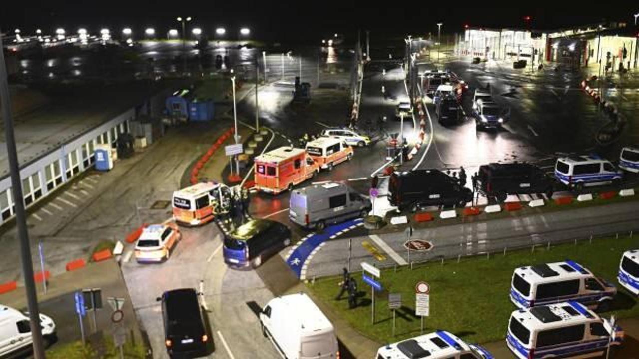 Hamburg Havalimanı'na rehineli saldırı! Ara&ccedil;la aprona daldı!