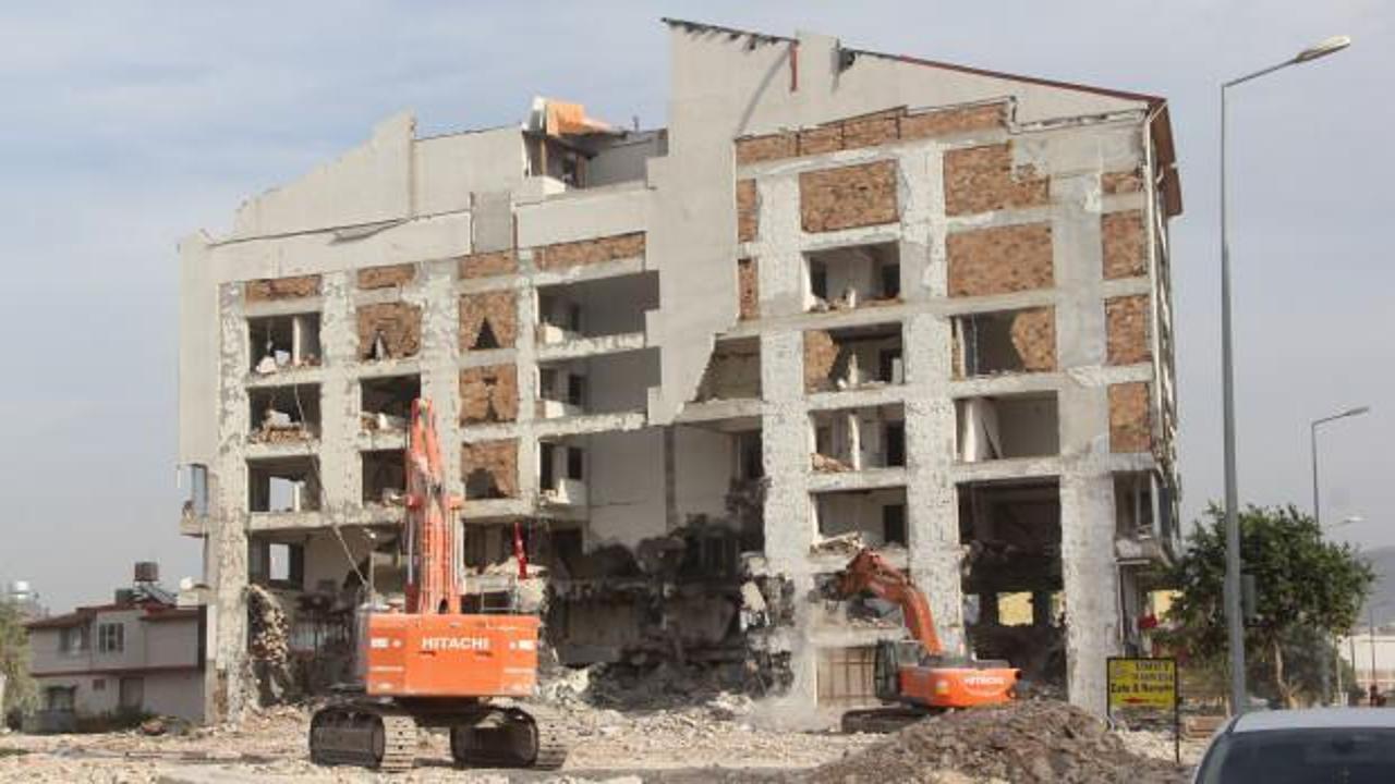 Kahramanmaraş'ta ağır hasarlı bina yıkıldı