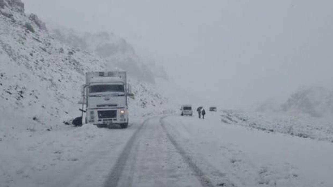 Ulaşıma kar engeli: G&ouml;r&uuml;nt&uuml;ler T&uuml;rkiye'den!