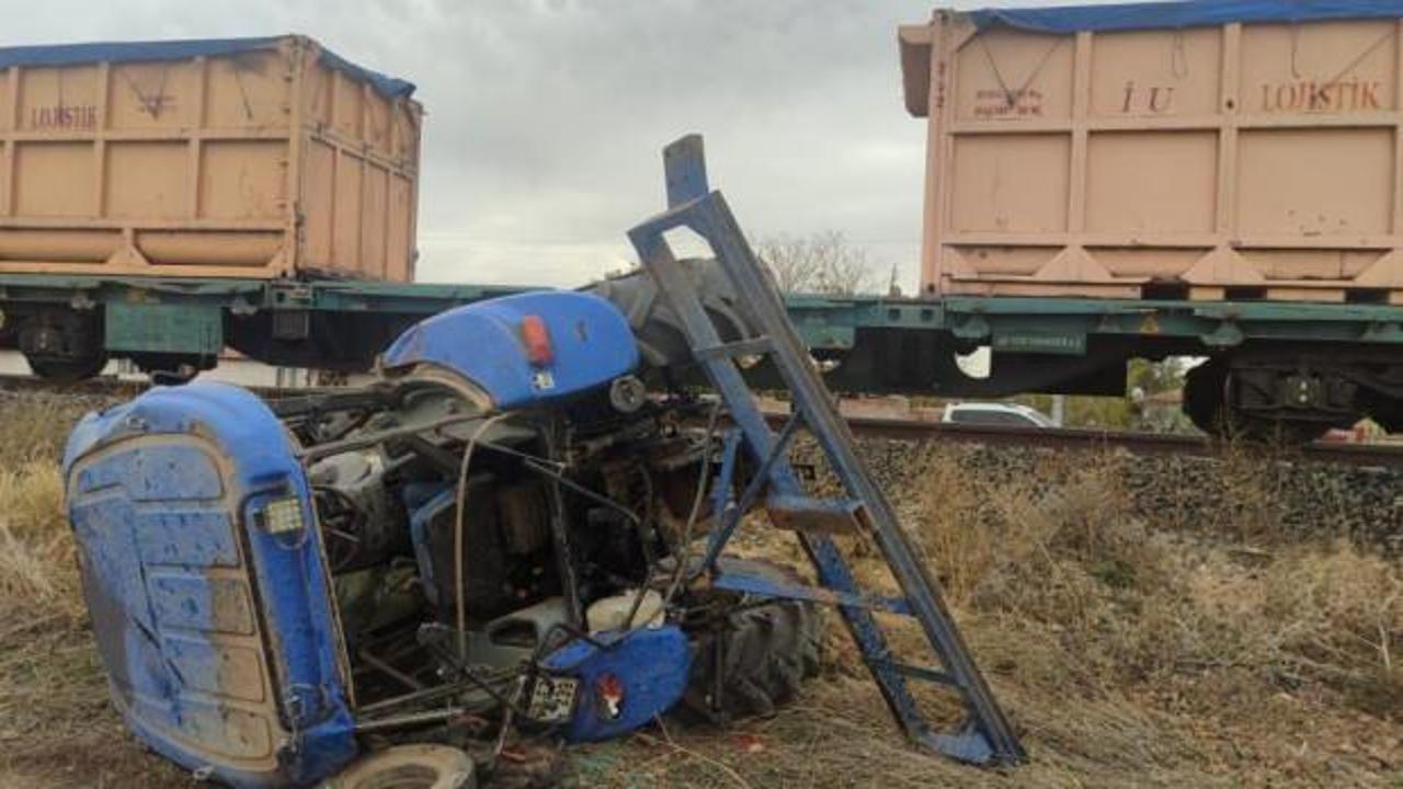 Yük treni traktöre çarptı: 1 ölü, 1 yaralı