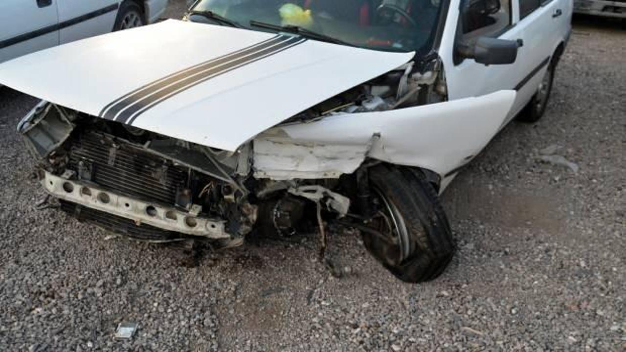 Aksaray'da lastiği patlayan otomobil bariyerlere çarptı: 6 yaralı