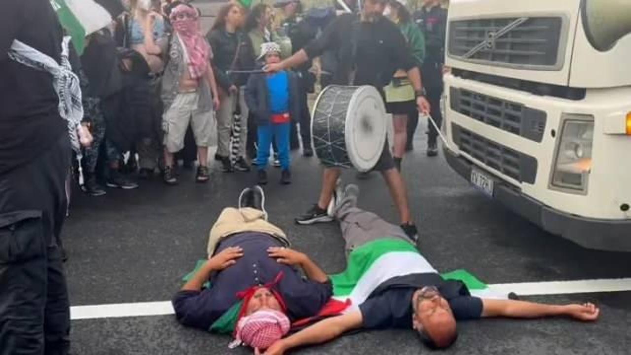 Avustralya'da y&uuml;zlerce protestocu İsrail nakliye hattını kapattı