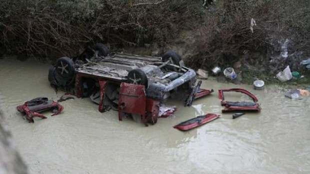 Hafif ticari araç nehre uçtu: 3 kişi hayatını kaybetti