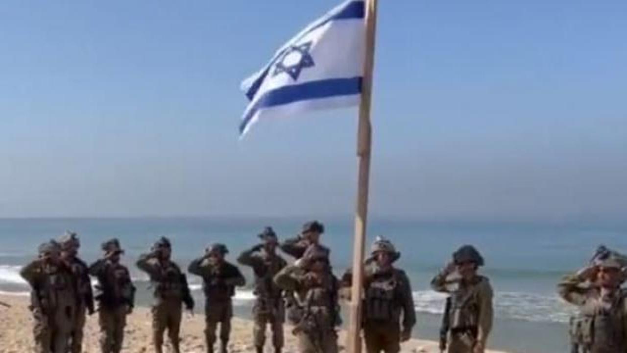 İsrail askerleri Gazze sahiline İsrail bayrağı &ccedil;ekti