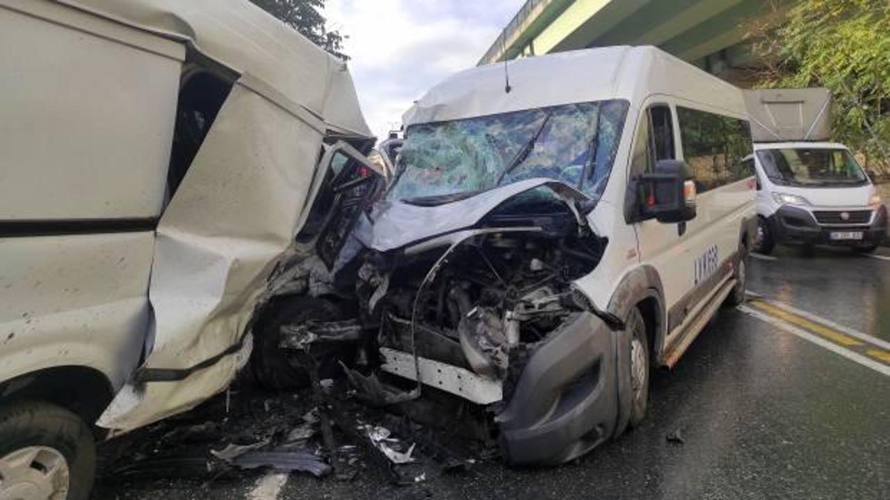 Kağıthane'de araçlar kafa kafaya çarpıştı: 1'i ağır 8 kişi yaralandı